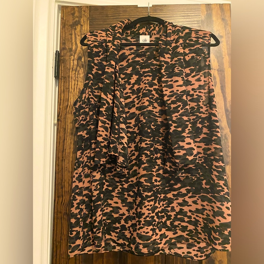 Like new Cabi tie front abstract blouse